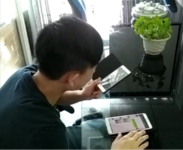 科頤辦公工程師在用視頻教客戶(hù)處理問(wèn)題，客戶(hù)在師傅的指導(dǎo)下自己動(dòng)手查檢配件