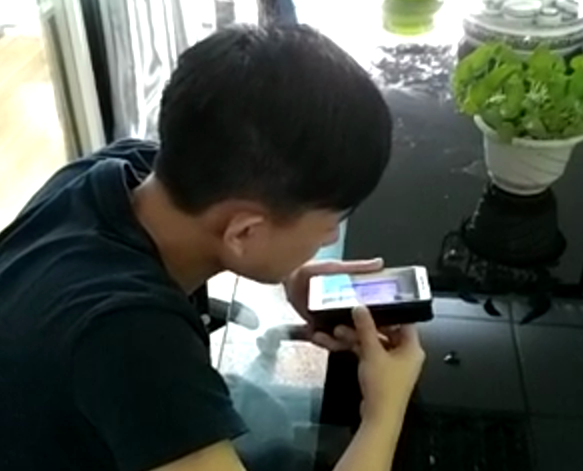 科頤辦公工程師在用視頻教客戶(hù)處理問(wèn)題，客戶(hù)在師傅的指導(dǎo)下測(cè)試處理完的效果